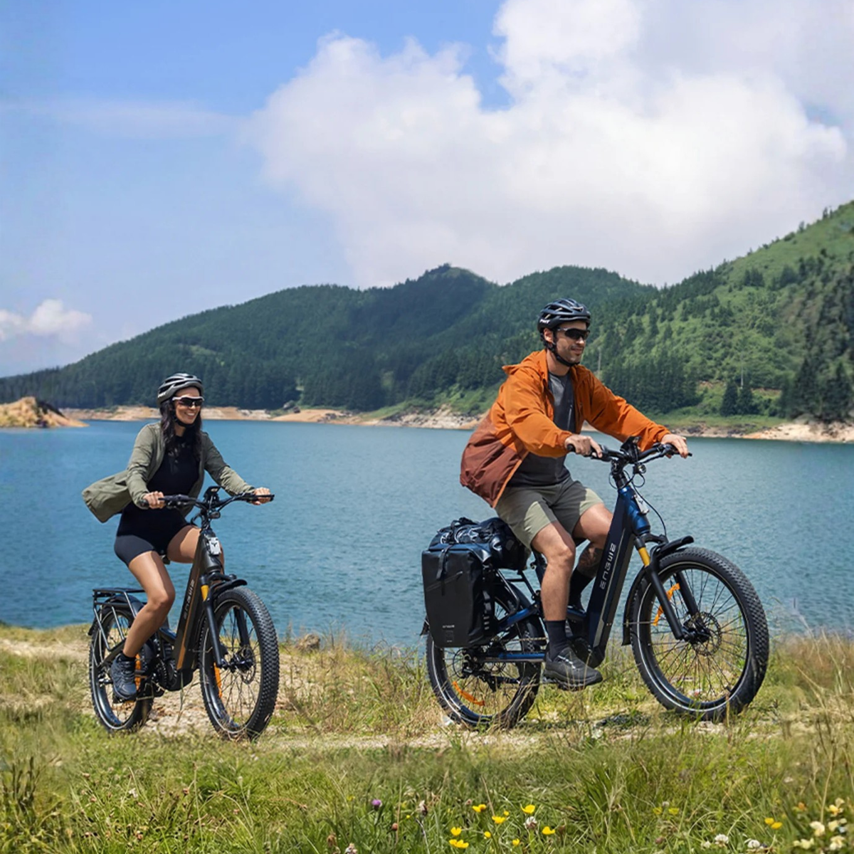 Two riders with the ENGWE E26 3.0 PRO fat-tyre e-bike by the sea