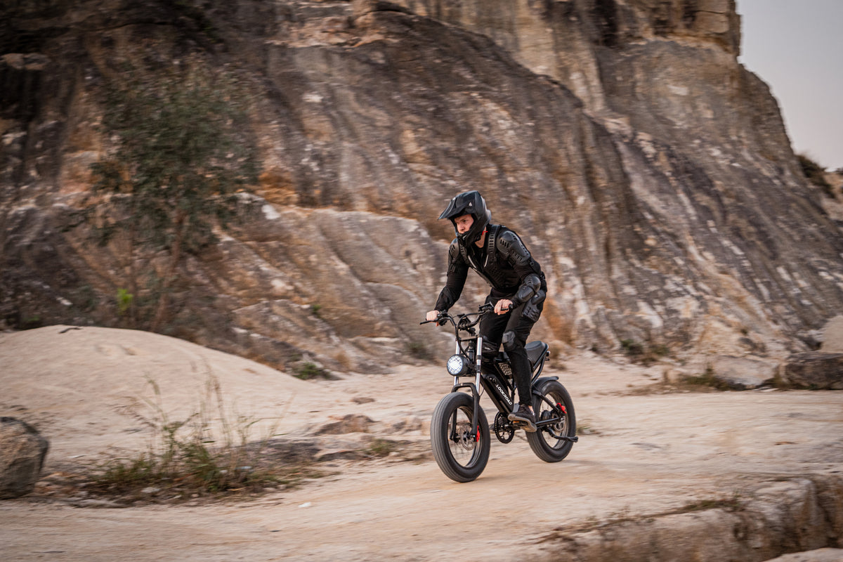 Person riding the LOOKROAD L20 fat-tyre e-bike on sandy ground