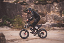 Person riding the LOOKROAD L20 fat-tyre e-bike on sandy ground