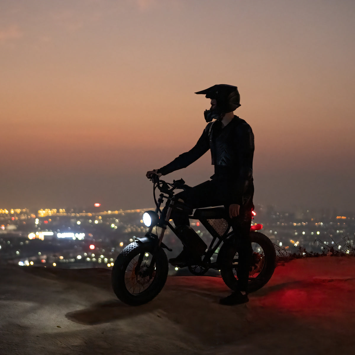 Man riding the LOOKROAD L20 fat-tyre e-bike in an evening setting