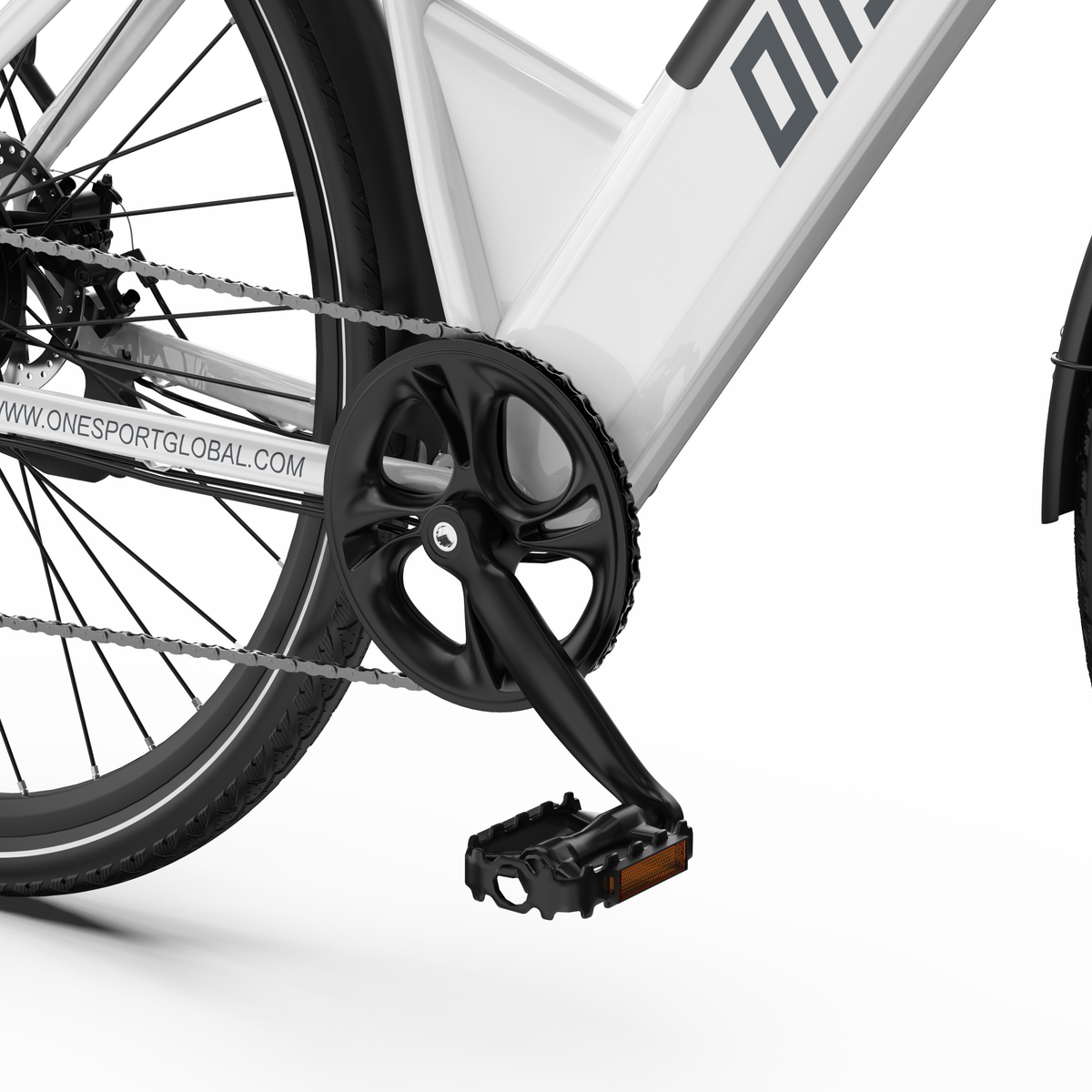 OneSport OT12 Pro, close-up of the crankset, chainring and pedal with reflector on a white frame
