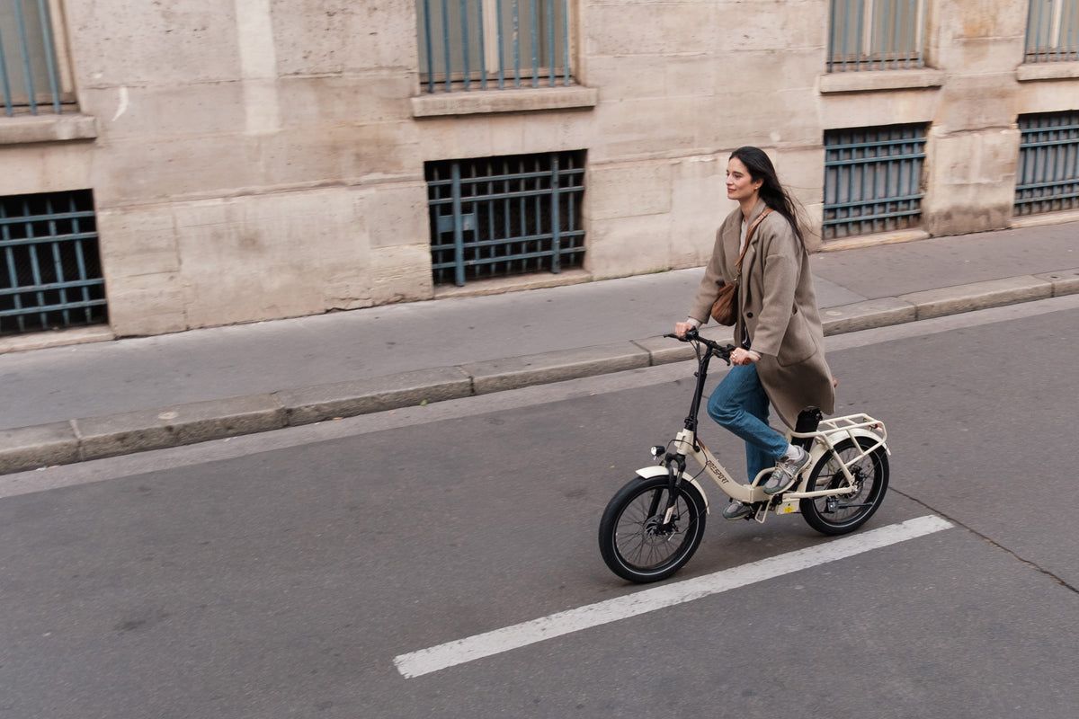 OneSport OT16 Pro: woman riding on a street, seen from above in side view