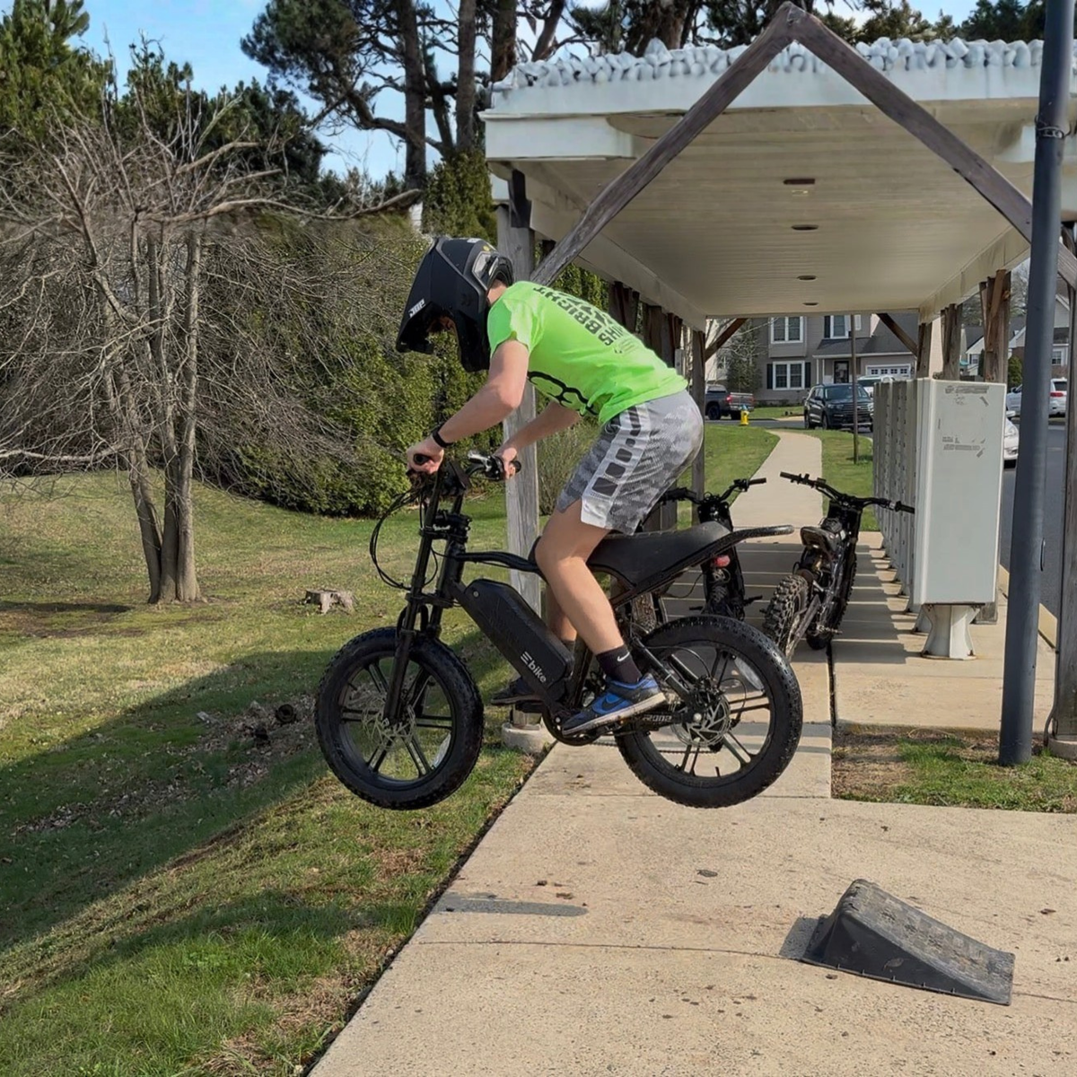 Man riding the TST R002 Plus fat-tyre e-bike in black in a park