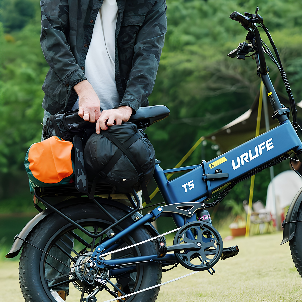 Blue URLIFE T5 with luggage on the rear rack and a man holding the bags
