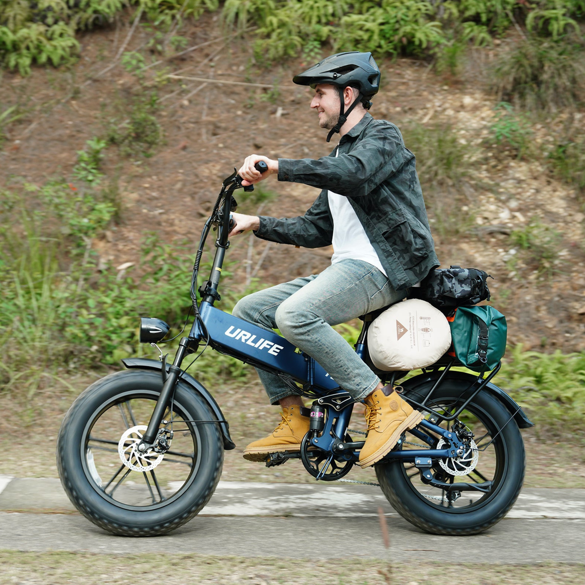 Man in a helmet riding a URLIFE T5 with luggage behind the saddle