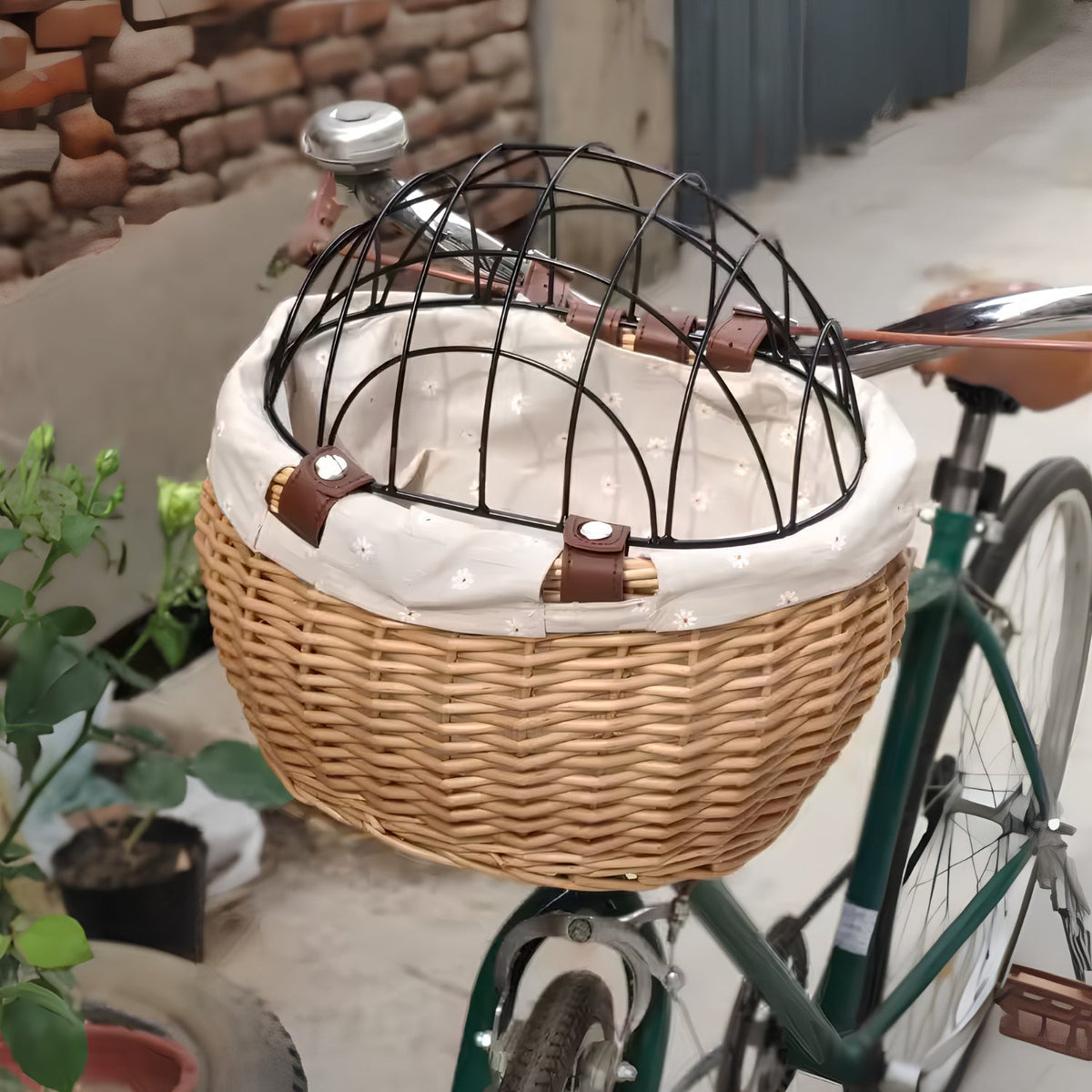 Pet bicycle basket Classic Edition on the bicycle, angled view