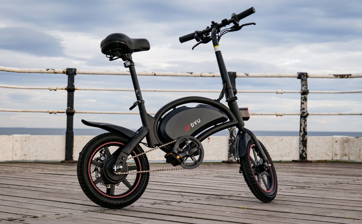 DYU D3S folding e-bike seen from the side by the sea