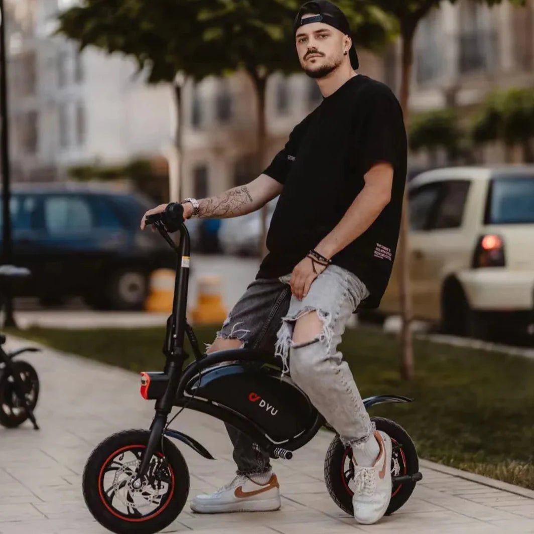 Man standing with the DYU D3S folding e-bike in the city