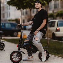 Man standing with the DYU D3S folding e-bike in the city