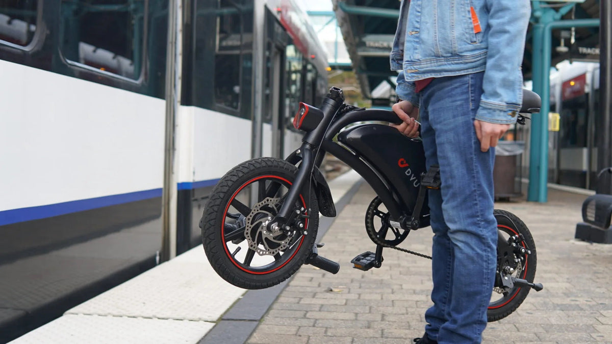 Man standing with the DYU D3S folding e-bike in the city