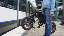 Man standing with the DYU D3S folding e-bike in the city