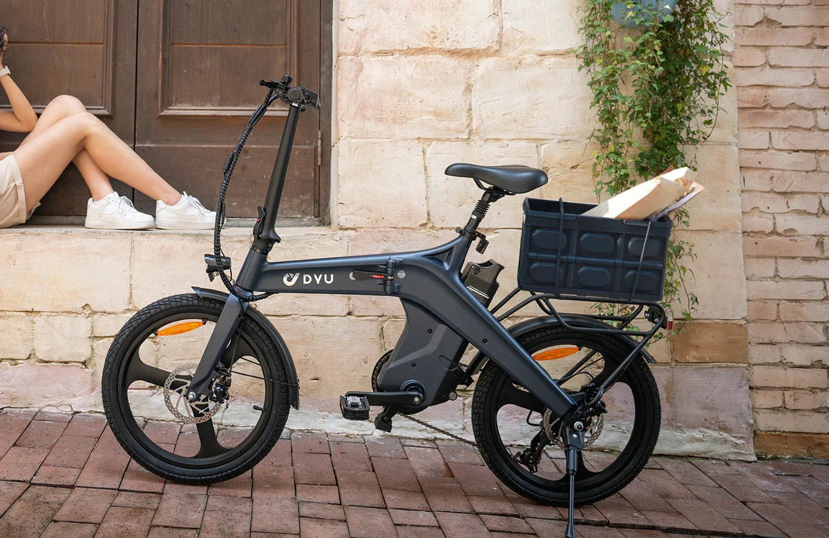 DYU T1 folding e-bike seen from the side in the city