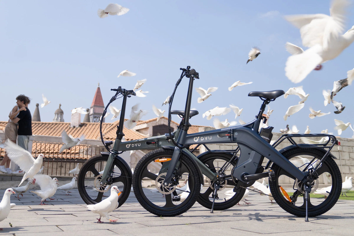 DYU T1 folding e-bike seen from the side in a group in the city