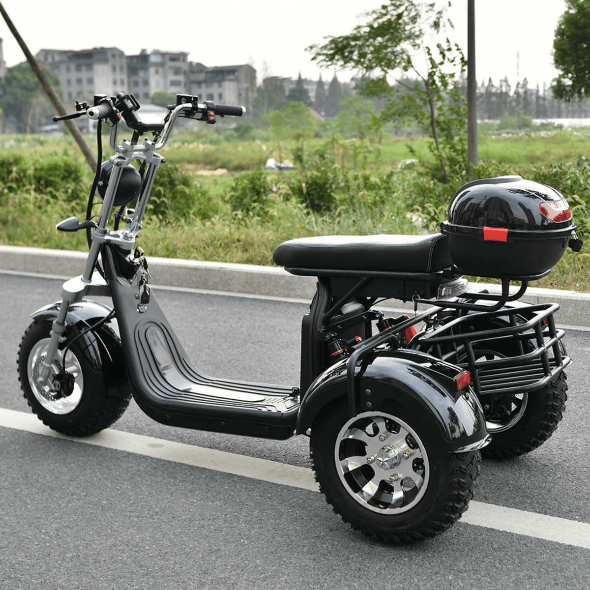 eHoodax 05WQ electric tricycle seen from the side on a road