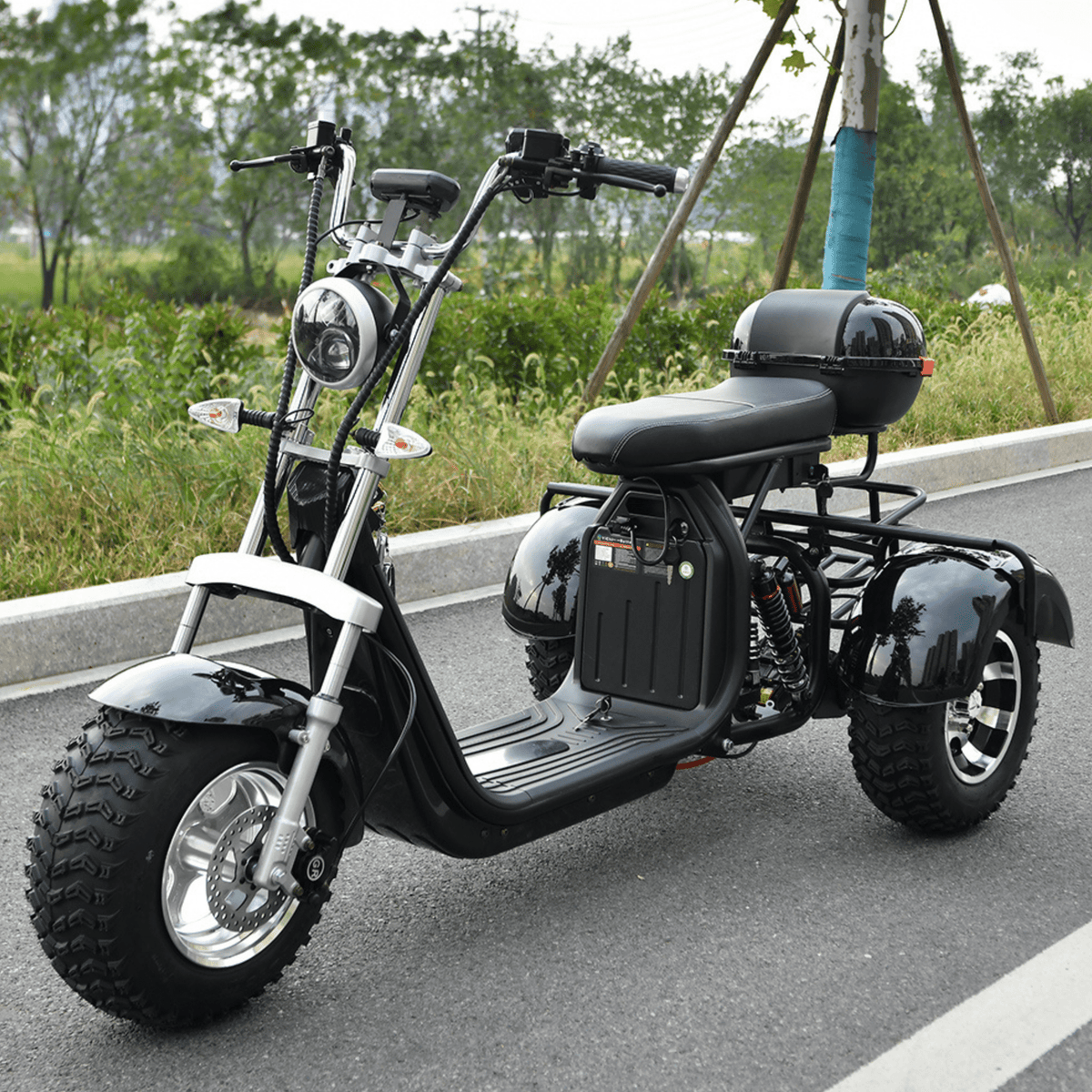 eHoodax 05WQ electric tricycle, front three-quarter view on a road