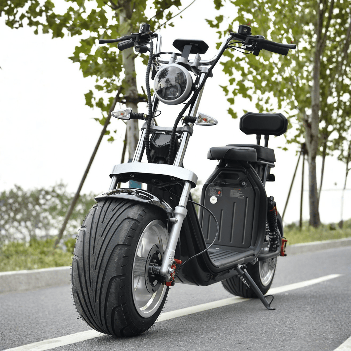 eHoodax X10 City Road electric scooter seen from the front on a road