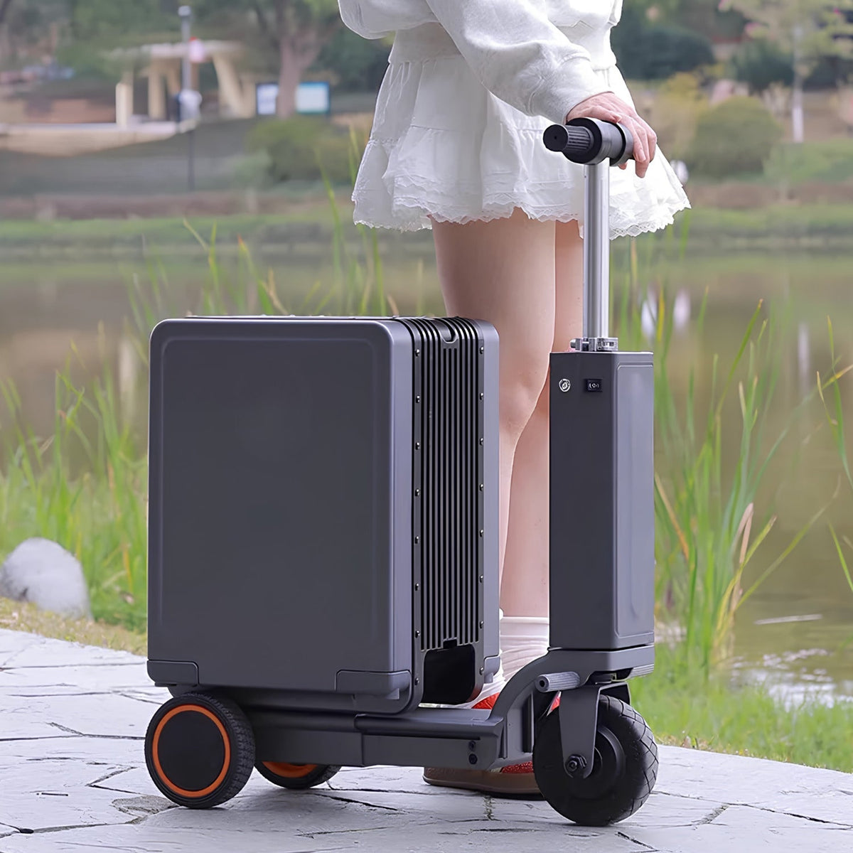 Person standing with the Urban Move Edition electric ride-on suitcase in black outdoors