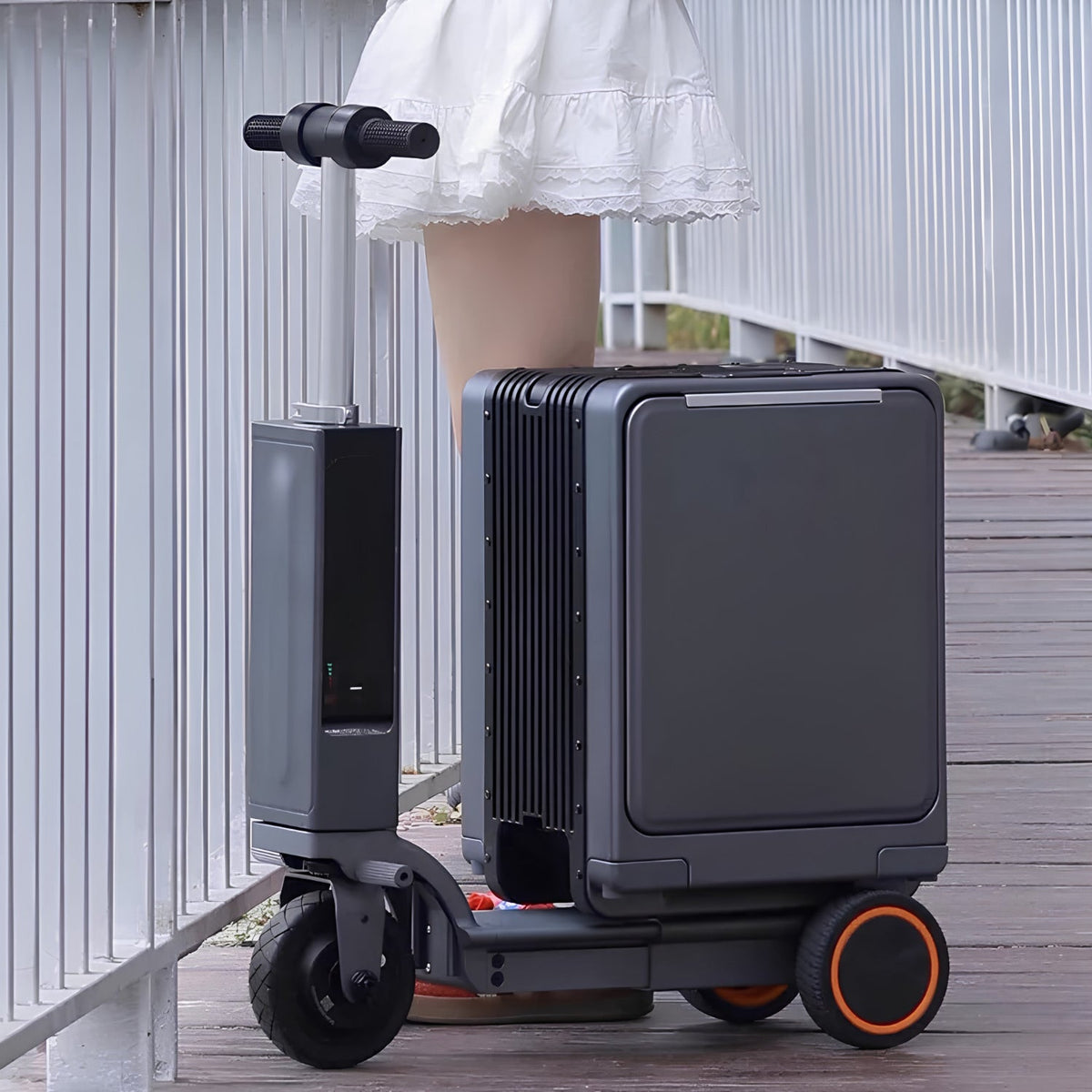 Person standing with the Urban Move Edition electric ride-on suitcase in black