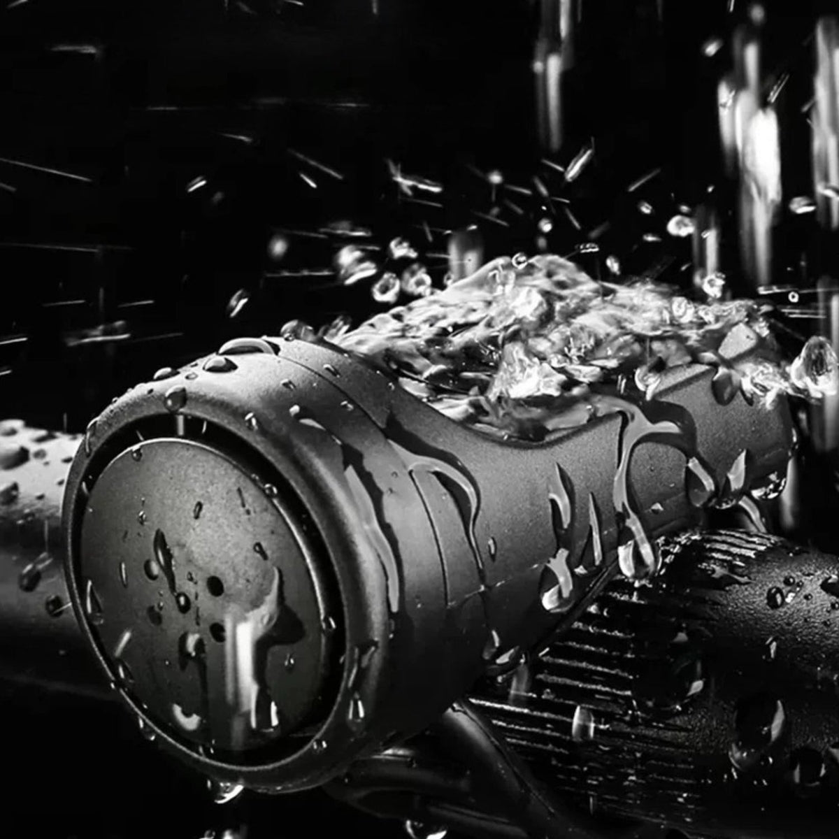 Electric horn 120 dB with water splashes