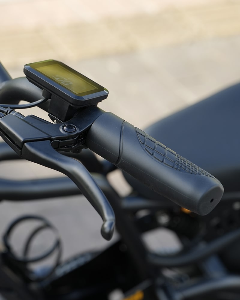 Hidoes B6 Mini handlebar grip and controls