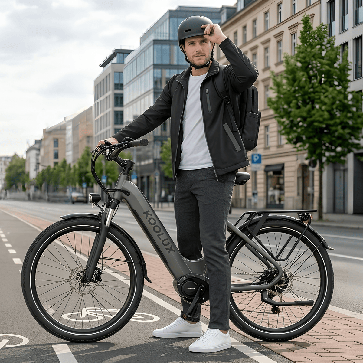 Man standing with the KOOLUX X2 e-bike in the city