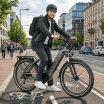Man standing with the KOOLUX X2 e-bike in the city