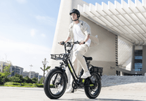 Man riding the KOOLUX X8 fat-tyre e-bike in the city