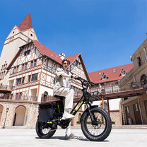 Man riding the KOOLUX X8 fat-tyre e-bike in the city