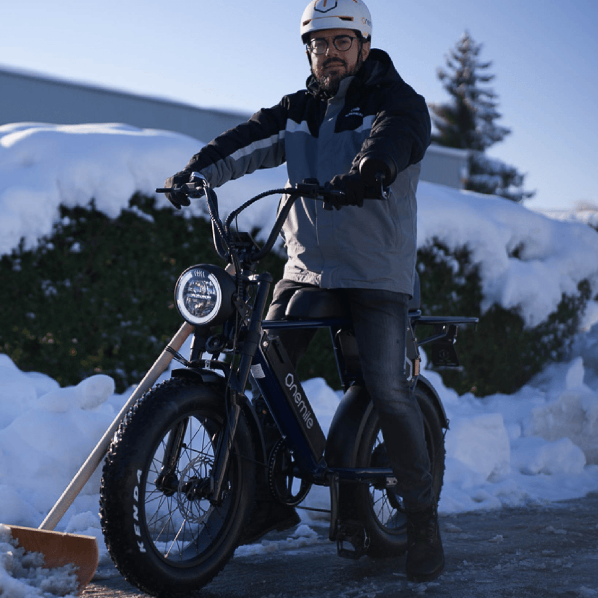 Man standing with the Onemile P40 Pro fat-tyre e-bike in the snow