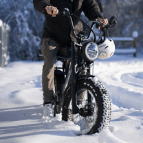 Man riding the Onemile P40 Pro fat-tyre e-bike in the snow