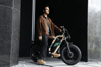 Man sitting on the OneSport W66 fat-tyre e-bike in the city