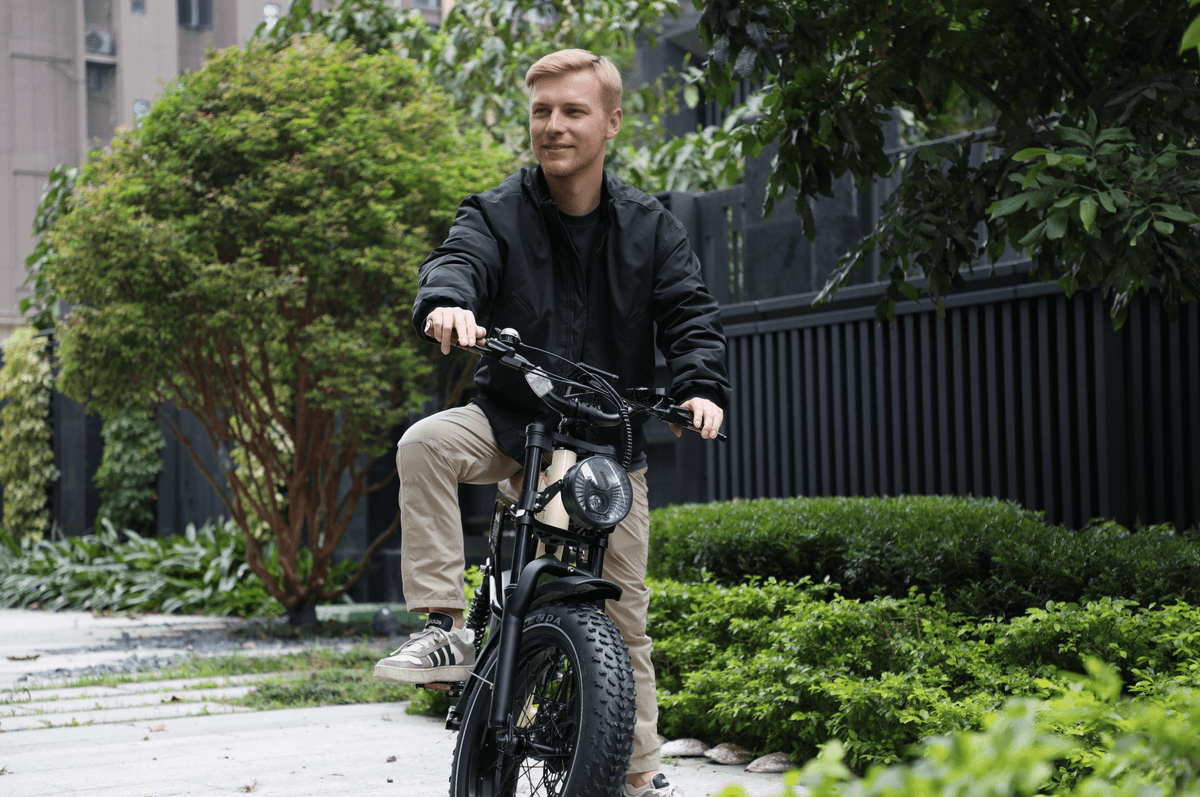 Man sitting on the OneSport W66 fat-tyre e-bike on a street