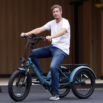 Fafrees F20 Mate - 48V 21Ah elektrisk trehjuling ståendes ute med en man som kör den