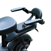 Smart armrest for children fitted on the vehicle