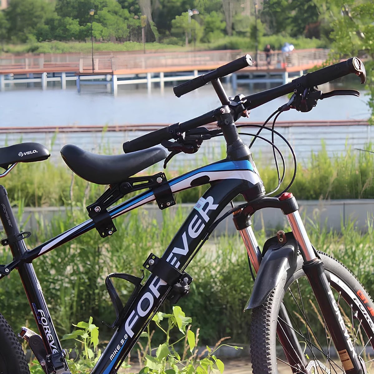 Smart child seat Pro on a bicycle outdoors