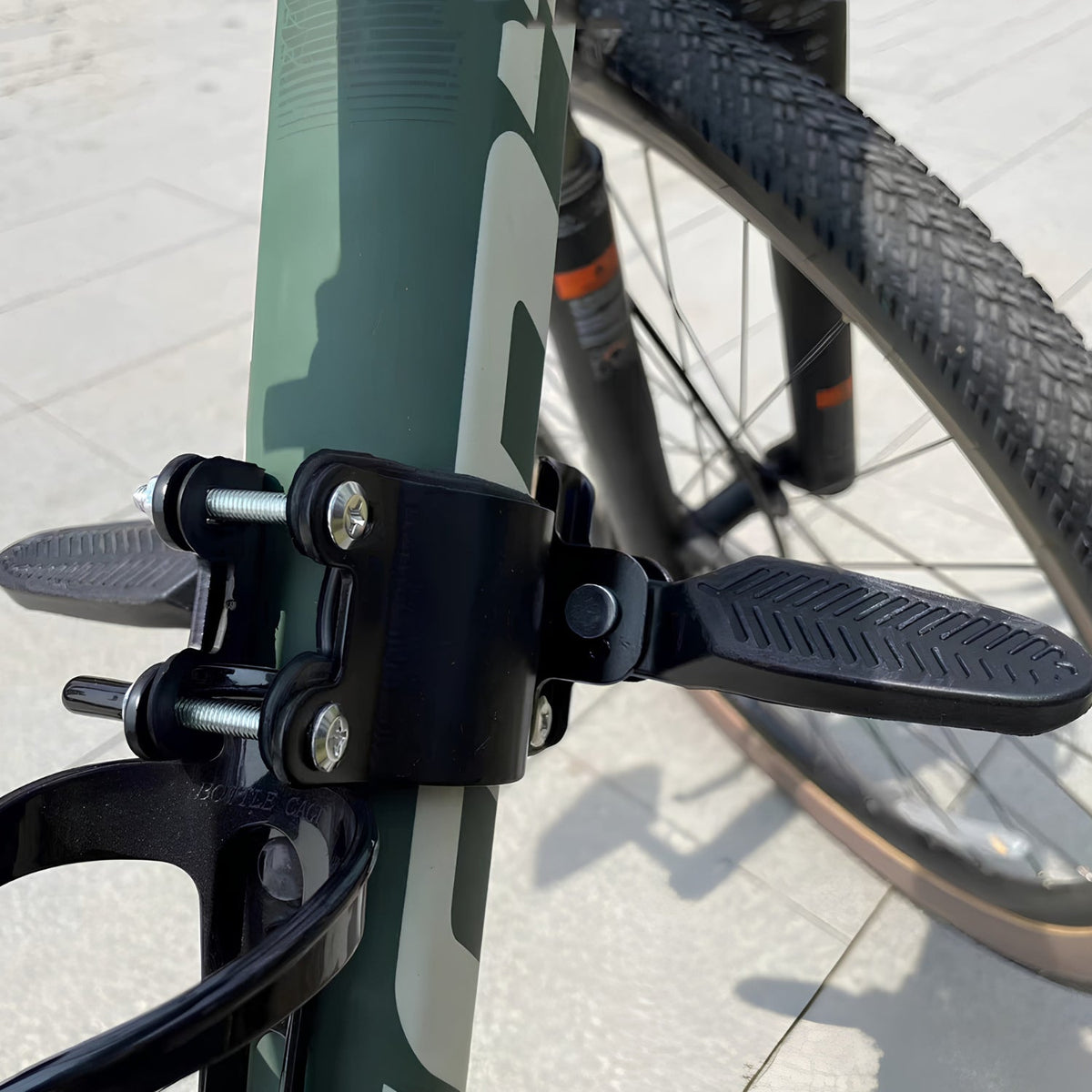 Smart child seat Pro on the bicycle, angled view