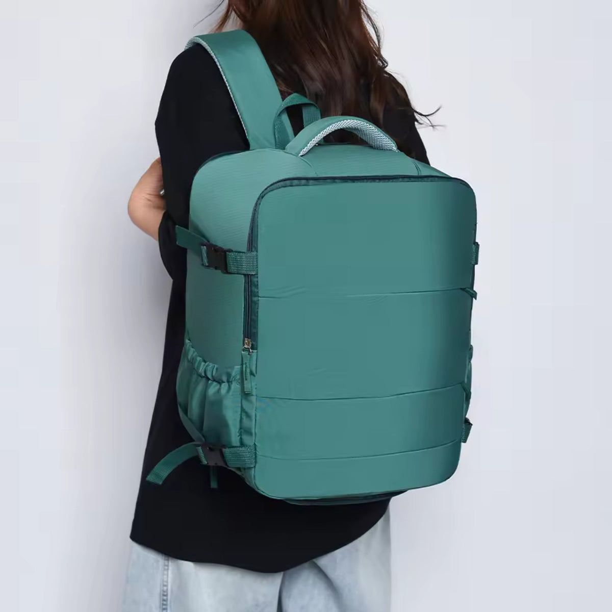 Smart backpack Splash Edition in green, worn by a person