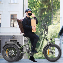Man riding the Hidoes ET1 electric tricycle in the city