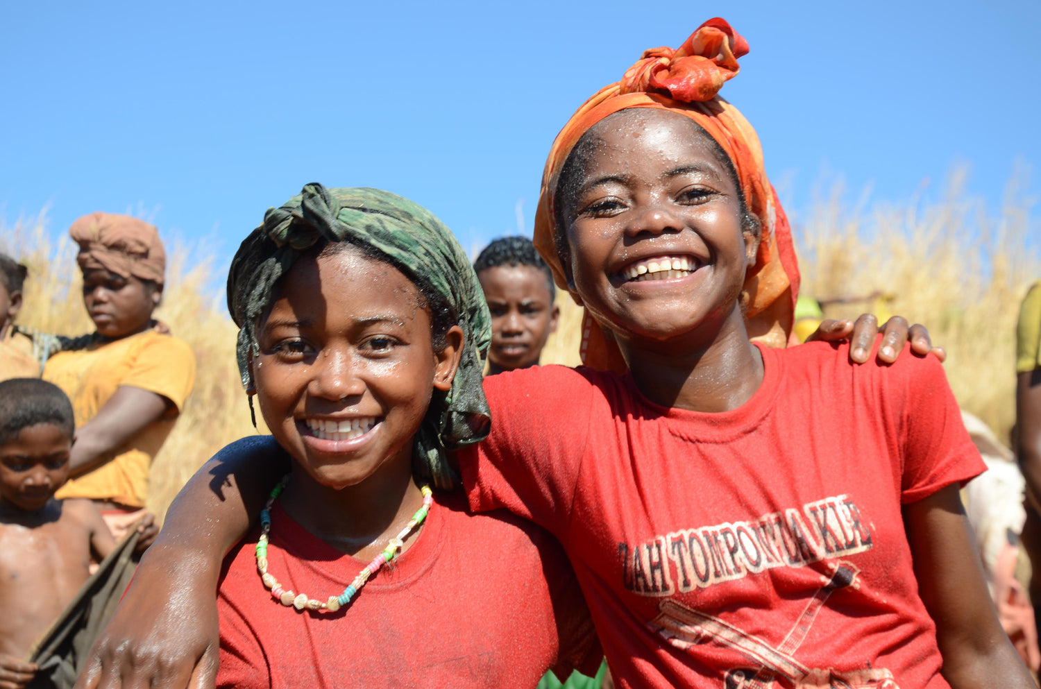 Två otroligt glada barn leendes i Afrika