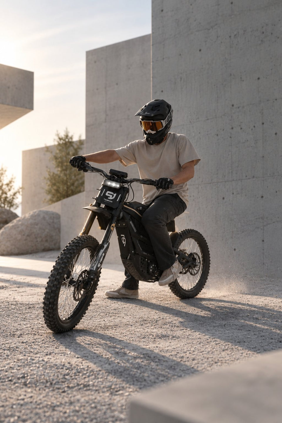 Electric dirt bike from Wheelyshop – rider in a full-face helmet in front of modern concrete architecture