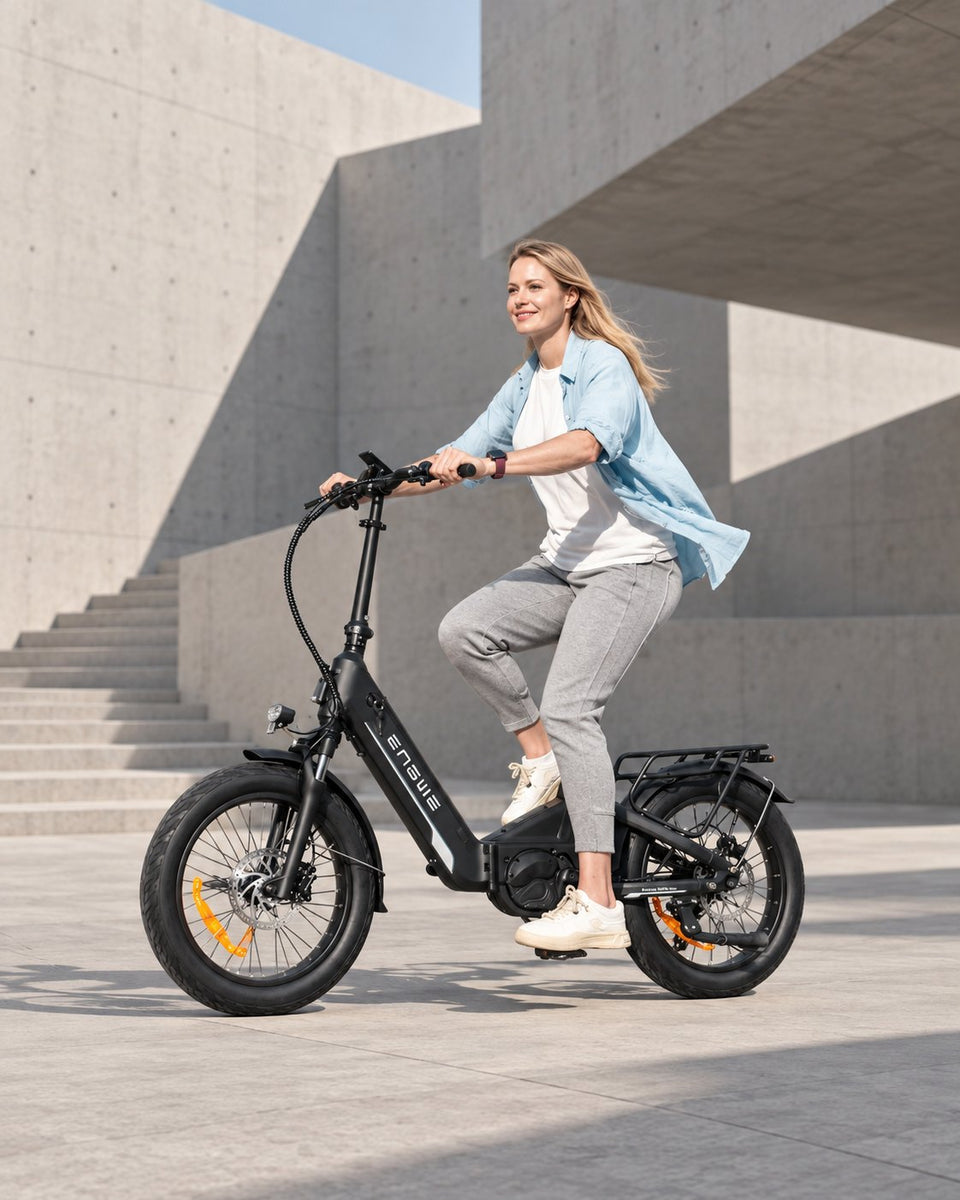 Electric bike from Wheelyshop – rider on a folding ENGWE e-bike in front of modern concrete architecture