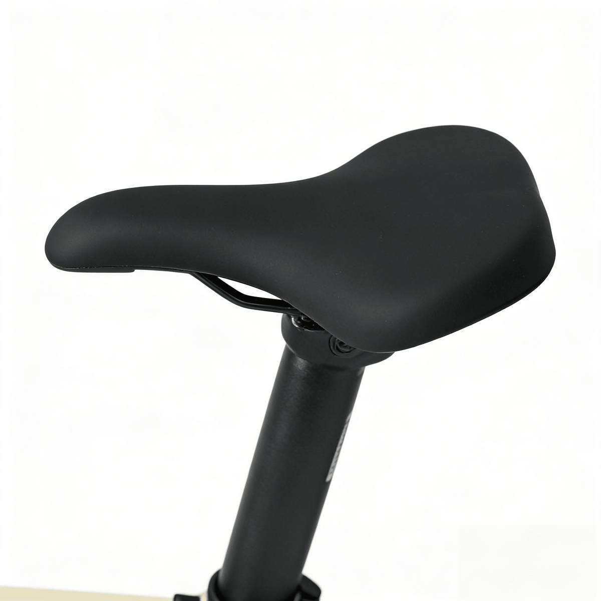 YANGOR H19 saddle against a white background