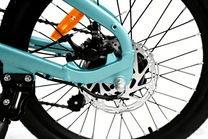 YANGOR H19 disc brake in light blue in close-up