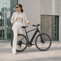 Woman standing with the YANGOR H700 e-bike in black in the city