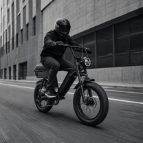 Man riding the YANGOR Y20 Pro Max fat-tyre e-bike in black in the city