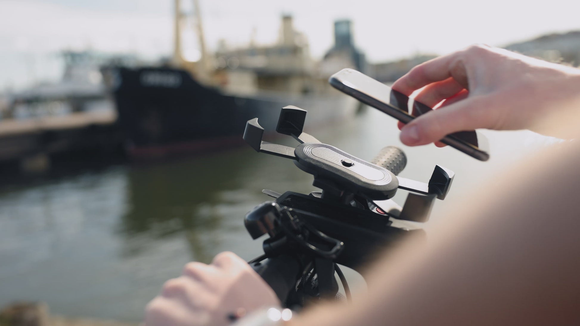 Video på smart mobilhållare | Material av ABS-plast i svart färg passar mobiler 4,0-6,8 tum | Wheely Shop