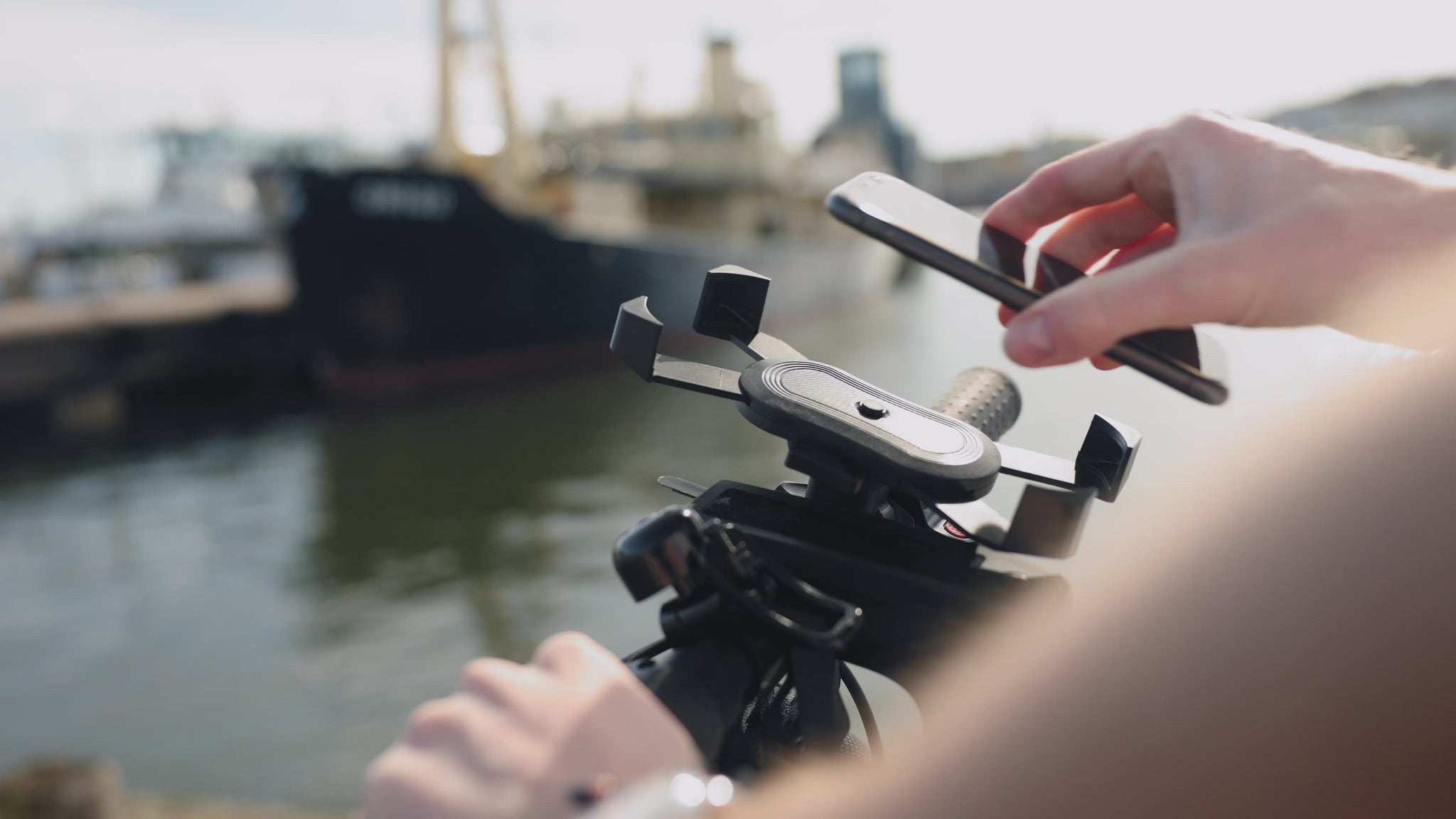 Video på smart mobilhållare | Material av ABS-plast i svart färg passar mobiler 4,0-6,8 tum | Wheely Shop